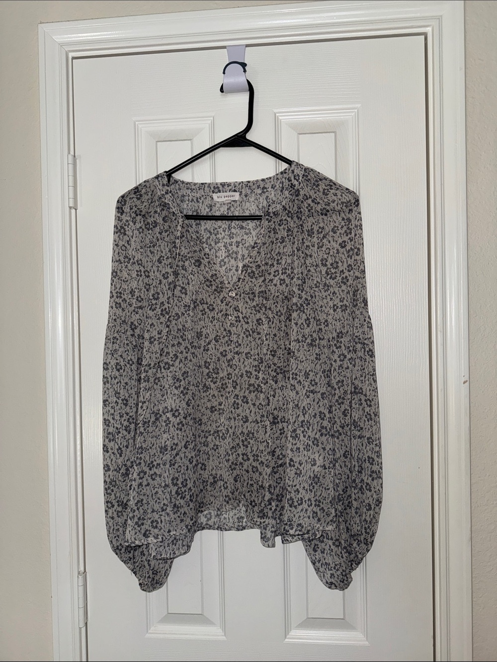 Blu Pepper Black & White Floral V-Neck Long Sleeve Blouse